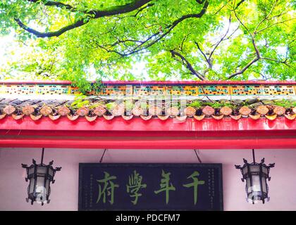 Changsha, Changsha, China. 9 Aug, 2018. Changsha, CHINA - Die yuelu Akademie, eine der vier renommiertesten Akademien in den letzten 1000 Jahren in China, hat einen berühmten Hochschule sowie ein Zentrum der wissenschaftlichen Aktivitäten und Kulturen seit es war offiziell während der Nördlichen Song Dynastie. Xi'an ist die Hauptstadt und die bevölkerungsreichste Stadt der Provinz Hunan im Süden zentralen Teil der Volksrepublik China. Xi'an ist eine berühmte historische und kulturelle Stadt mit einer Geschichte umfasst mehr als 3.000 Jahren. Changsha ist bekannt als die Hauptstadt der Chan Stockfoto