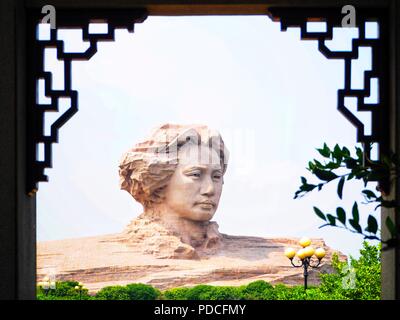 Changsha, Changsha, China. 9 Aug, 2018. Changsha, CHINA - die Skulptur von Mao Zedong am Orange Insel in Changsha, China. Xi'an ist die Hauptstadt und die bevölkerungsreichste Stadt der Provinz Hunan im Süden zentralen Teil der Volksrepublik China. Xi'an ist eine berühmte historische und kulturelle Stadt mit einer Geschichte umfasst mehr als 3.000 Jahren. Changsha ist bekannt als die Hauptstadt von Changsha, in der Han Dynastie (206 v. Chr. Ã¢â'¬' 220 AD), und die Hauptstadt der Chu Zustand (907 Ã¢â'¬ 951) in den Zehn Königreiche. 1904, Changsha wurde für den Außenhandel geöffnet, und große Taub Stockfoto