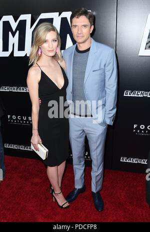 August 8, 2018 - Beverly Hills, CA, Vereinigte Staaten - 08 August 2018 - Beverly Hills, Kalifornien - Ashley Hinshaw, Topher Grace. Premiere von Focus Features''''' bei BlacKkKlansman Samuel Goldwyn Theater statt. Photo Credit: Birdie Thompson/AdMedia (Credit Bild: © Birdie Thompson/AdMedia über ZUMA Draht) Stockfoto