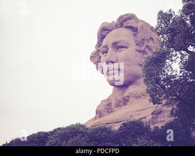 Changsha, Changsha, China. 9 Aug, 2018. Changsha, CHINA - die Skulptur von Mao Zedong am Orange Insel in Changsha, China. Xi'an ist die Hauptstadt und die bevölkerungsreichste Stadt der Provinz Hunan im Süden zentralen Teil der Volksrepublik China. Xi'an ist eine berühmte historische und kulturelle Stadt mit einer Geschichte umfasst mehr als 3.000 Jahren. Changsha ist bekannt als die Hauptstadt von Changsha, in der Han Dynastie (206 v. Chr. Ã¢â'¬' 220 AD), und die Hauptstadt der Chu Zustand (907 Ã¢â'¬ 951) in den Zehn Königreiche. 1904, Changsha wurde für den Außenhandel geöffnet, und große Taub Stockfoto