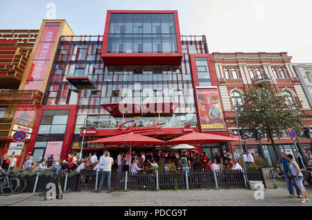 Hamburg, Deutschland. 08 Aug, 2018. 08.08.2018, Hamburg: die Gäste der Geburtstagsparty sitzen vor dem Schmidt Theater. Das Theater an der Reeperbahn ihren 30. Geburtstag feiert. Quelle: Georg Wendt/dpa/Alamy leben Nachrichten Stockfoto