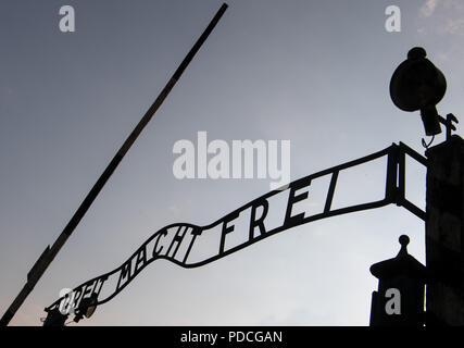 Oswiecim, Polen. 09 Aug, 2018. 09.08.2018, Polen, Oswiecim: Die Inschrift "Arbeit macht frei" über dem Eingangstor der KZ-Gedenkstätte Auschwitz. Junge Juden und muslimische Flüchtlinge, die Opfer der Shoa in Auschwitz, dem größten Deutschen ehemaligen Kz gedenken. Die gedenkfeier findet im Rahmen einer Bildungsreise, organisiert von der Zentralrat der Muslime (ZMD) in Deutschland und der Union der Progressiven Juden (UdJ). Credit: Monika Skolimowska/dpa-Zentralbild/dpa/Alamy leben Nachrichten Stockfoto