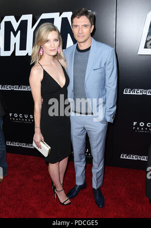 Beverly Hills, CA, USA. 8 Aug, 2018. 08. August 2018 - Beverly Hills, Kalifornien - Ashley Hinshaw, Topher Grace. Premiere von Focus Features''''' bei BlacKkKlansman Samuel Goldwyn Theater statt. Photo Credit: Birdie Thompson/AdMedia Credit: Birdie Thompson/AdMedia/ZUMA Draht/Alamy leben Nachrichten Stockfoto