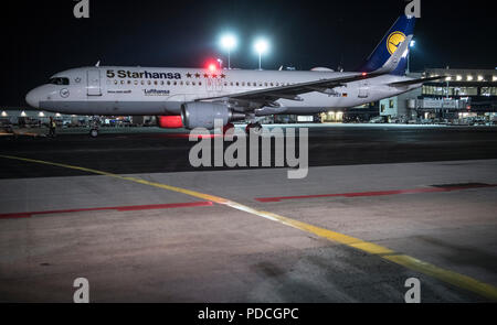 Frankfurt am Main, Deutschland. 08 Aug, 2018. 08.08.2018, Hessen, Frankfurt: Kurz vor dem Verbot von Nachtflügen in Kraft getreten ist, eine Lufthansa-maschine ist das Rollen. Mit Ausgaben von insgesamt 16 Millionen Euro, Flughafenbetreiber Fraport ist die Renovierung Teil des Alterns" Taxiway N3 'hier Nacht für Nacht, über die Hunderte von Flugzeugen Rollen jeden Tag. Eine Fläche von insgesamt 40.000 Quadratmetern wird renoviert. Um nicht zu behindern Flugverkehr, die Bauarbeiten in der Nacht über einen Zeitraum von mehreren Monaten. Credit: Boris Roessler/dpa/Alamy leben Nachrichten Stockfoto
