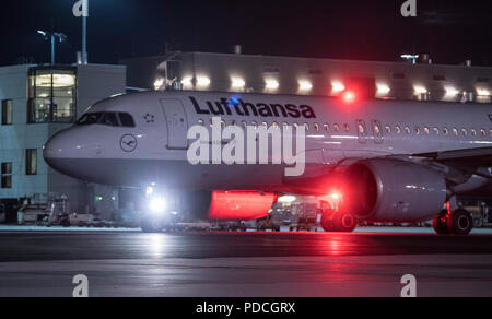Frankfurt am Main, Deutschland. 08 Aug, 2018. 08.08.2018, Hessen, Frankfurt: Kurz vor dem Verbot von Nachtflügen in Kraft getreten ist, eine Lufthansa-maschine ist das Rollen. Mit Ausgaben von insgesamt 16 Millionen Euro, Flughafenbetreiber Fraport ist die Renovierung Teil des Alterns" Taxiway N3 'hier Nacht für Nacht, über die Hunderte von Flugzeugen Rollen jeden Tag. Eine Fläche von insgesamt 40.000 Quadratmetern wird renoviert. Um nicht zu behindern Flugverkehr, die Bauarbeiten in der Nacht über einen Zeitraum von mehreren Monaten. Credit: Boris Roessler/dpa/Alamy leben Nachrichten Stockfoto