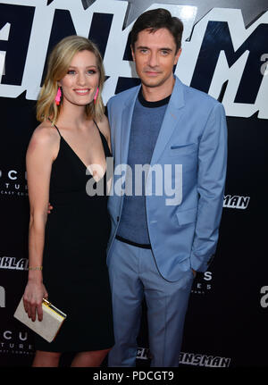 Ashley Hinshaw, Topher Grace051 nimmt nach Partei für die Premiere von Focus Features ''BlaKkKlansman' an Samuel Goldwyn Theater am 8. August 2018 in Beverly Hills, Kalifornien. Stockfoto