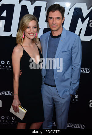 Ashley Hinshaw, Topher Grace052 nimmt nach Partei für die Premiere von Focus Features ''BlaKkKlansman' an Samuel Goldwyn Theater am 8. August 2018 in Beverly Hills, Kalifornien. Stockfoto