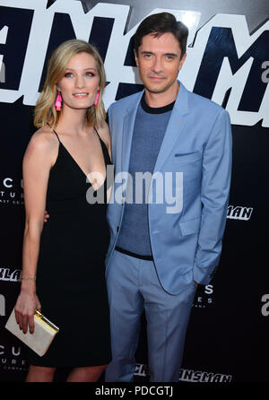 Ashley Hinshaw, Topher Grace 135 nimmt nach Partei für die Premiere von Focus Features ''BlaKkKlansman' an Samuel Goldwyn Theater am 8. August 2018 in Beverly Hills, Kalifornien. Stockfoto