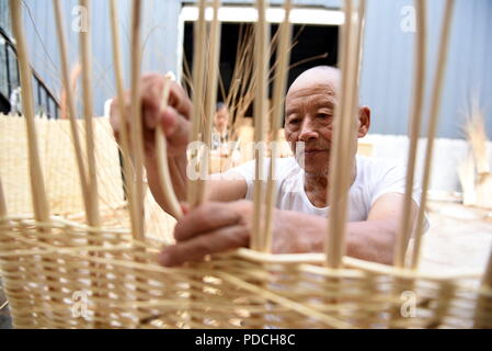 Nanjing, Nanjing, China. 9 Aug, 2018. Nanjing, China - Dorfbewohner machen Flechtwerk an Xuedong Dorf in Linyi, im Osten der chinesischen Provinz Shandong. Credit: SIPA Asien/ZUMA Draht/Alamy leben Nachrichten Stockfoto