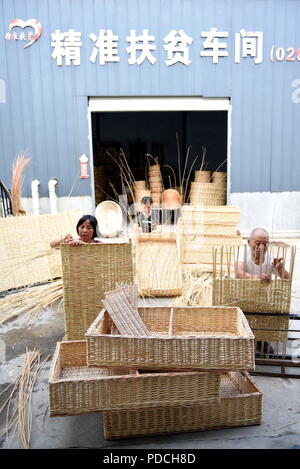 Nanjing, Nanjing, China. 9 Aug, 2018. Nanjing, China - Dorfbewohner machen Flechtwerk an Xuedong Dorf in Linyi, im Osten der chinesischen Provinz Shandong. Credit: SIPA Asien/ZUMA Draht/Alamy leben Nachrichten Stockfoto