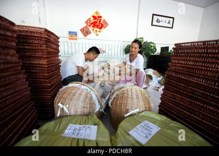 Nanjing, Nanjing, China. 9 Aug, 2018. Nanjing, China - Dorfbewohner machen Flechtwerk an Xuedong Dorf in Linyi, im Osten der chinesischen Provinz Shandong. Credit: SIPA Asien/ZUMA Draht/Alamy leben Nachrichten Stockfoto