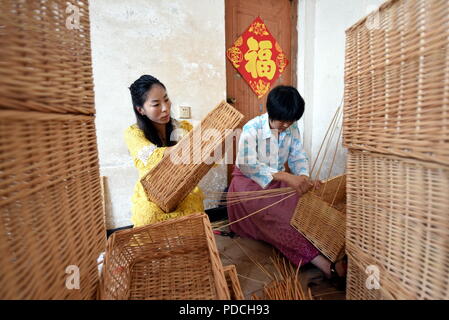 Nanjing, Nanjing, China. 9 Aug, 2018. Nanjing, China - Dorfbewohner machen Flechtwerk an Xuedong Dorf in Linyi, im Osten der chinesischen Provinz Shandong. Credit: SIPA Asien/ZUMA Draht/Alamy leben Nachrichten Stockfoto