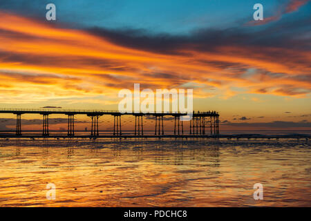 Menschen beobachten Sonnenuntergang von Salburn Victirian's Pier. Saltburn am Meer, North Yorkshire, England. Vereinigtes Königreich. August 2018. Stockfoto