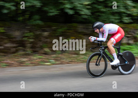 Glasgow, Schottland. 8 Aug, 2018. Ein Konkurrent in der Europäischen Meisterschaft Mens Cycling Time Trial event Racing durch die Landschaft in der Nähe des Dorfes Lennoxtown, Schottland. Kredit George Robertson/Alamy leben Nachrichten Stockfoto