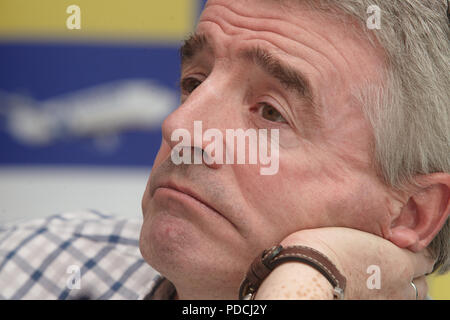 Hahn, Deutschland. 11 Dez, 2012. Michael O'Leary, CEO der Irischen Low-Cost-Airline Ryanair, beantwortet Fragen während einer Pressekonferenz am Flughafen in Hahn, Deutschland, 11. Dezember 2012. Ryanair will drei neue Verbindungen von Frankfurt Hahn nach Korfu, Riejka und Tanker zu öffnen. Die Fluggesellschaft epexcts insgesamt 2,5 Millionen Passagiere im Jahr 2013 auf 54 verschiedenen Routen. Quelle: Thomas Frey | Verwendung weltweit/dpa/Alamy leben Nachrichten Stockfoto