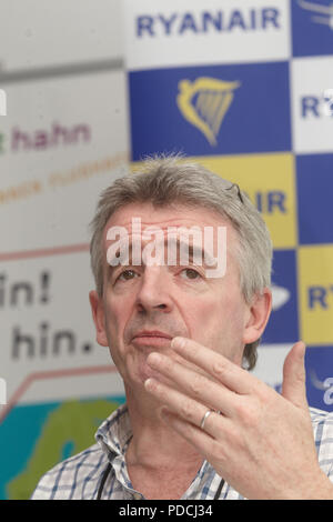 Hahn, Deutschland. 11 Dez, 2012. Michael O'Leary, CEO der Irischen Low-Cost-Airline Ryanair, beantwortet Fragen während einer Pressekonferenz am Flughafen in Hahn, Deutschland, 11. Dezember 2012. Ryanair will drei neue Verbindungen von Frankfurt Hahn nach Korfu, Riejka und Tanker zu öffnen. Die Fluggesellschaft epexcts insgesamt 2,5 Millionen Passagiere im Jahr 2013 auf 54 verschiedenen Routen. Quelle: Thomas Frey | Verwendung weltweit/dpa/Alamy leben Nachrichten Stockfoto