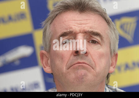 Hahn, Deutschland. 11 Dez, 2012. Michael O'Leary, CEO der Irischen Low-Cost-Airline Ryanair, beantwortet Fragen während einer Pressekonferenz am Flughafen in Hahn, Deutschland, 11. Dezember 2012. Ryanair will drei neue Verbindungen von Frankfurt Hahn nach Korfu, Riejka und Tanker zu öffnen. Die Fluggesellschaft epexcts insgesamt 2,5 Millionen Passagiere im Jahr 2013 auf 54 verschiedenen Routen. Quelle: Thomas Frey | Verwendung weltweit/dpa/Alamy leben Nachrichten Stockfoto