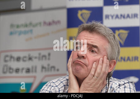 Hahn, Deutschland. 11 Dez, 2012. Michael O'Leary, CEO der Irischen Low-Cost-Airline Ryanair, beantwortet Fragen während einer Pressekonferenz am Flughafen in Hahn, Deutschland, 11. Dezember 2012. Ryanair will drei neue Verbindungen von Frankfurt Hahn nach Korfu, Riejka und Tanker zu öffnen. Die Fluggesellschaft epexcts insgesamt 2,5 Millionen Passagiere im Jahr 2013 auf 54 verschiedenen Routen. Quelle: Thomas Frey | Verwendung weltweit/dpa/Alamy leben Nachrichten Stockfoto