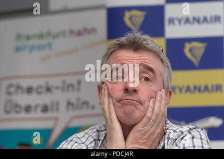 Hahn, Deutschland. 11 Dez, 2012. Michael O'Leary, CEO der Irischen Low-Cost-Airline Ryanair, beantwortet Fragen während einer Pressekonferenz am Flughafen in Hahn, Deutschland, 11. Dezember 2012. Ryanair will drei neue Verbindungen von Frankfurt Hahn nach Korfu, Riejka und Tanker zu öffnen. Die Fluggesellschaft epexcts insgesamt 2,5 Millionen Passagiere im Jahr 2013 auf 54 verschiedenen Routen. Quelle: Thomas Frey | Verwendung weltweit/dpa/Alamy leben Nachrichten Stockfoto