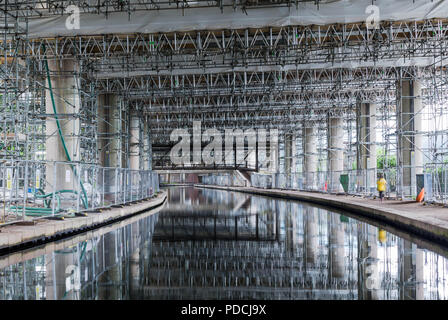 Oldbury, West Midlands, UK. 9. August 2018. Zwei Jahre Reparatur Projekt auf der erhöhten Abschnitt der Autobahn M5 leitet seine Halbzeit. Gerüst wird in den Kanal wider. An mehr als £ 100 Mio. m5 Oldbury glaubte der größte konkrete Reparatur Projekt sein wird, je nach Wert, durchgeführt in Großbritannien. Bereits mehr als 5.000 einzelne Reparaturen wurden auf der southbound Fahrbahn durchgeführt, 3.500 mehr als erwartet. Die oldbury Viadukt trägt 120.000 Fahrzeuge pro Tag auf einem der geschäftigsten Europas Autobahnen, und Fahrzeuge sind auf 30 km/h begrenzt. Peter Lopeman/Alamy leben Nachrichten Stockfoto