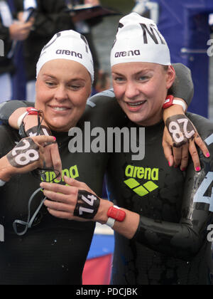 Loch Lomond, Schottland, Großbritannien. 9. August 2018. Die Niederlande" Sharon van Rouwendaal (28) und Esmee Vermeulen (14) gegenseitig gratulieren nach wining Gold und Bronze bei den Frauen 10-km-Rennen endgültig, während Tag 8 der Glasgow Europameisterschaften 2018, am Loch Lomond und der Trossachs National Park. Credit: Iain McGuinness/Alamy leben Nachrichten Stockfoto