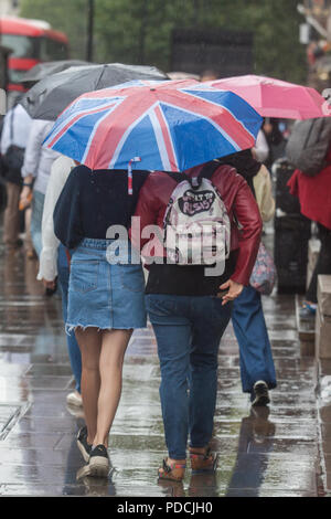 London, Großbritannien. 9. August 2018. Fußgänger tragen Ponchos Schutz vor dem Regen in Whitehall an einem regnerischen Tag, als der Regen kommen die Hitzewelle und Sommerhitze Credit: Amer ghazzal/Alamy Leben Nachrichten zu brechen Stockfoto