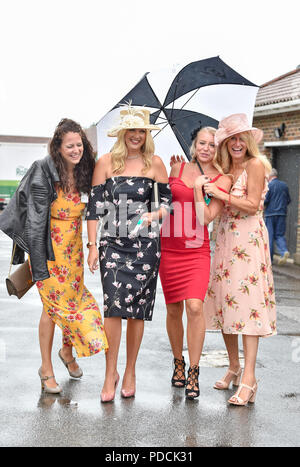 Brighton, UK. 9 Aug, 2018. Trotz des regnerischen Wetters racegoers gekleidet für Damen Tag im Brighton Rennen Marathonbet Sommerfest der Racing: Simon Dack/Alamy leben Nachrichten Stockfoto