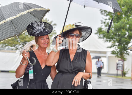 Brighton, UK. 9 Aug, 2018. Trotz des regnerischen Wetters racegoers gekleidet für Damen Tag im Brighton Rennen Marathonbet Sommerfest der Racing: Simon Dack/Alamy leben Nachrichten Stockfoto