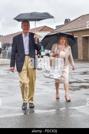 Brighton, UK. 9 Aug, 2018. Trotz des regnerischen Wetters racegoers gekleidet für Damen Tag im Brighton Rennen Marathonbet Sommerfest der Racing: Simon Dack/Alamy leben Nachrichten Stockfoto