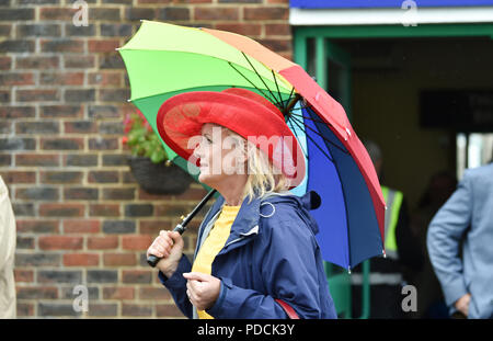 Brighton, UK. 9 Aug, 2018. Trotz des regnerischen Wetters racegoers gekleidet für Damen Tag im Brighton Rennen Marathonbet Sommerfest der Racing: Simon Dack/Alamy leben Nachrichten Stockfoto