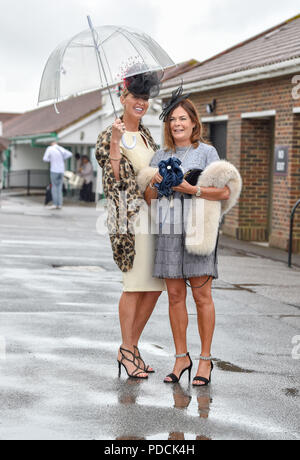 Brighton, UK. 9 Aug, 2018. Trotz des regnerischen Wetters racegoers gekleidet für Damen Tag im Brighton Rennen Marathonbet Sommerfest der Racing: Simon Dack/Alamy leben Nachrichten Stockfoto