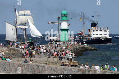 Warnemünde, Deutschland. 09 Aug, 2018. Traditionssegler und Museumsschiffe sind auf dem Weg zu einem ersten Reise bei der Hanse Sail auf der Ostsee, unter ihnen der Dampf icebreaker tettin' (r). Das maritime Spektakel ist offiziell in den Nachmittag geöffnet. (Auf '28. Hanse Sail wird geöffnet werden - größte Segler der Welt" vom 09.08.2018) Credit: Bernd Wüstneck/dpa/Alamy leben Nachrichten Stockfoto