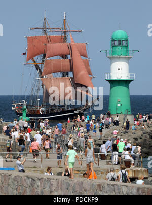 Warnemünde, Deutschland. 09 Aug, 2018. Traditionssegler und Museumsschiffe sind auf dem Weg zu einem ersten Reise bei der Hanse Sail an der Ostsee. Das maritime Spektakel ist offiziell in den Nachmittag geöffnet. (Auf '28. Hanse Sail wird geöffnet werden - größte Segler der Welt" vom 09.08.2018) Credit: Bernd Wüstneck/dpa/Alamy leben Nachrichten Stockfoto