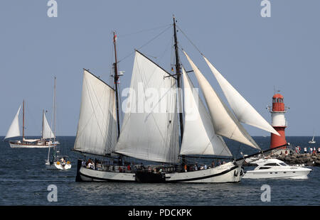 Warnemünde, Deutschland. 09 Aug, 2018. Traditionssegler und Museumsschiffe sind auf dem Weg zu einem ersten Reise bei der Hanse Sail an der Ostsee. Das maritime Spektakel ist offiziell in den Nachmittag geöffnet. (Auf '28. Hanse Sail wird geöffnet werden - größte Segler der Welt" vom 09.08.2018) Credit: Bernd Wüstneck/dpa/Alamy leben Nachrichten Stockfoto