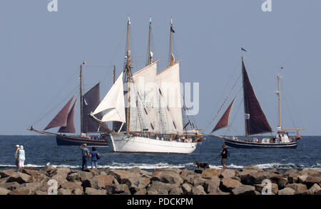 Warnemünde, Deutschland. 09 Aug, 2018. Traditionssegler und Museumsschiffe sind auf dem Weg zu einem ersten Reise bei der Hanse Sail an der Ostsee. Das maritime Spektakel ist offiziell in den Nachmittag geöffnet. (Auf '28. Hanse Sail wird geöffnet werden - größte Segler der Welt" vom 09.08.2018) Credit: Bernd Wüstneck/dpa/Alamy leben Nachrichten Stockfoto