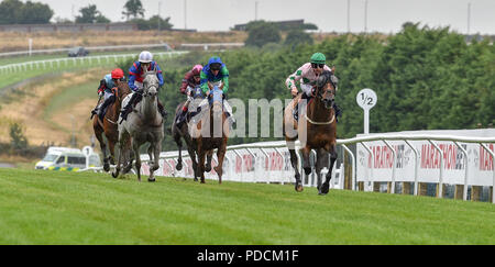 Brighton, UK. 9 Aug, 2018. Seaforth (rechts) von Kieran O'Neill geritten, gewinnt das IWF unabhängigen Motor Faktoren Verkauf Handicap Pfähle bei der Brighton Rennen Marathonbet Sommerfest der Racing Ladies Day treffen heute: Simon Dack/Alamy leben Nachrichten Stockfoto