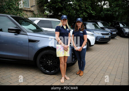 Stamford, Lincolnshire, Großbritannien. 9. August 2018. 9. August 2018. Mitfahrer Sarah Cohen und Emily Prangnell posieren vor dem Land Rover Discovery während des 2018 Land Rover Burghley Horse Trials Medien Vorschau Tag, Stamford, Vereinigtes Königreich. Jonathan Clarke/Alamy leben Nachrichten Stockfoto