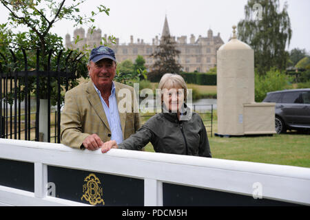 Stamford, Lincolnshire, Großbritannien. 9. August 2018. 9. August 2018. Captain Mark Phillips und Elizabeth Inman posieren vor Burghley House während der 2018 Land Rover Burghley Horse Trials Medien Vorschau Tag, Stamford, Vereinigtes Königreich. Jonathan Clarke/Alamy leben Nachrichten Stockfoto