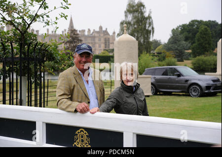 Stamford, Lincolnshire, Großbritannien. 9. August 2018. 9. August 2018. Captain Mark Phillips und Elizabeth Inman posieren vor Burghley House während der 2018 Land Rover Burghley Horse Trials Medien Vorschau Tag, Stamford, Vereinigtes Königreich. Jonathan Clarke/Alamy leben Nachrichten Stockfoto