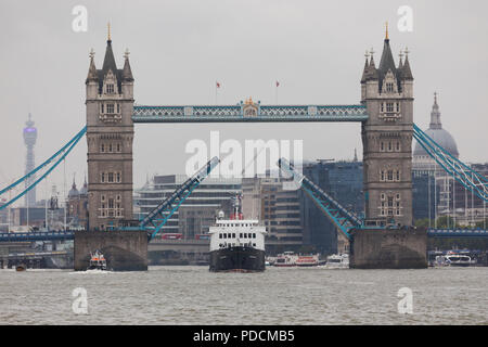 London, Großbritannien. 9 Aug, 2018. Schottische Kreuzfahrtschiff, Hebridean Princess London verlassen letzten Towower Brücke auf der Themse am Nachmittag nach einem Besuch in London als Teil ihres 30-jährigen Bestehens der Saison feiern. Hebridean Princess ist die kleinste Luxus Kreuzfahrt Schiff flott, so dass Sie in der Lage, Zugriff auf den entlegensten Inseln, Seen und Buchten, die durch grössere shipssails vor allem aus ihrem Heimathafen von Oban in Schottland nicht erreichbar sind und Sie bewirtet maximal 50 Gäste. Credit: Versand pics/Alamy leben Nachrichten Stockfoto