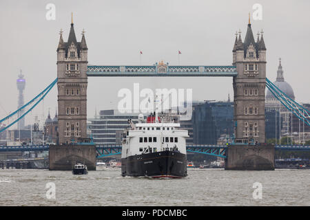 London, Großbritannien. 9 Aug, 2018. Schottische Kreuzfahrtschiff, Hebridean Princess London verlassen letzten Towower Brücke auf der Themse am Nachmittag nach einem Besuch in London als Teil ihres 30-jährigen Bestehens der Saison feiern. Hebridean Princess ist die kleinste Luxus Kreuzfahrt Schiff flott, so dass Sie in der Lage, Zugriff auf den entlegensten Inseln, Seen und Buchten, die durch grössere shipssails vor allem aus ihrem Heimathafen von Oban in Schottland nicht erreichbar sind und Sie bewirtet maximal 50 Gäste. Credit: Versand pics/Alamy leben Nachrichten Stockfoto