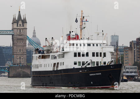 London, Großbritannien. 9 Aug, 2018. Schottische Kreuzfahrtschiff, Hebridean Princess London verlassen letzten Towower Brücke auf der Themse am Nachmittag nach einem Besuch in London als Teil ihres 30-jährigen Bestehens der Saison feiern. Hebridean Princess ist die kleinste Luxus Kreuzfahrt Schiff flott, so dass Sie in der Lage, Zugriff auf den entlegensten Inseln, Seen und Buchten, die durch grössere shipssails vor allem aus ihrem Heimathafen von Oban in Schottland nicht erreichbar sind und Sie bewirtet maximal 50 Gäste. Credit: Versand pics/Alamy leben Nachrichten Stockfoto