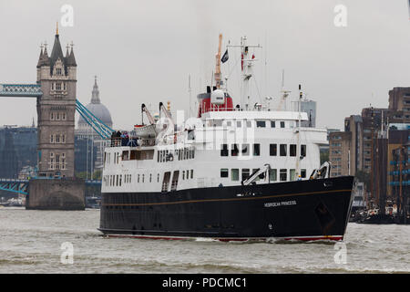 London, Großbritannien. 9 Aug, 2018. Schottische Kreuzfahrtschiff, Hebridean Princess London verlassen letzten Towower Brücke auf der Themse am Nachmittag nach einem Besuch in London als Teil ihres 30-jährigen Bestehens der Saison feiern. Hebridean Princess ist die kleinste Luxus Kreuzfahrt Schiff flott, so dass Sie in der Lage, Zugriff auf den entlegensten Inseln, Seen und Buchten, die durch grössere shipssails vor allem aus ihrem Heimathafen von Oban in Schottland nicht erreichbar sind und Sie bewirtet maximal 50 Gäste. Credit: Versand pics/Alamy leben Nachrichten Stockfoto