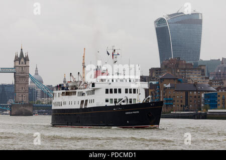 London, Großbritannien. 9 Aug, 2018. Schottische Kreuzfahrtschiff, Hebridean Princess London verlassen letzten Towower Brücke auf der Themse am Nachmittag nach einem Besuch in London als Teil ihres 30-jährigen Bestehens der Saison feiern. Hebridean Princess ist die kleinste Luxus Kreuzfahrt Schiff flott, so dass Sie in der Lage, Zugriff auf den entlegensten Inseln, Seen und Buchten, die durch grössere shipssails vor allem aus ihrem Heimathafen von Oban in Schottland nicht erreichbar sind und Sie bewirtet maximal 50 Gäste. Credit: Versand pics/Alamy leben Nachrichten Stockfoto