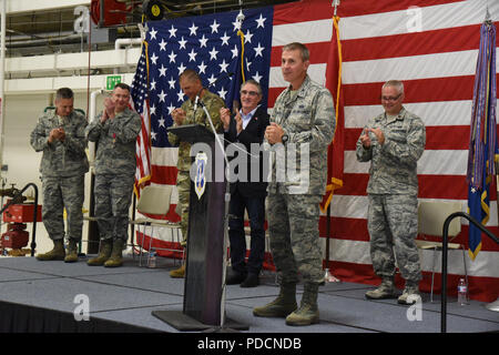 Oberst Darrin Anderson Adressen der 119 Wing unit Mitglieder in der Ausbildung zum ersten Mal stehen, als ihr Kommandant bei einem Befehl Zeremonie am North Dakota Air National Guard Base, Fargo, N.D., Aug 4, 2018. Anderson ist Austausch gehen 119 Wing Commander Col. Britt Hatley, zweiter von links, wer hat die 119 Wing Commander seit Februar 4, 2017. (U.S. Air National Guard Foto von Senior Master Sgt. David H. Lipp) Stockfoto