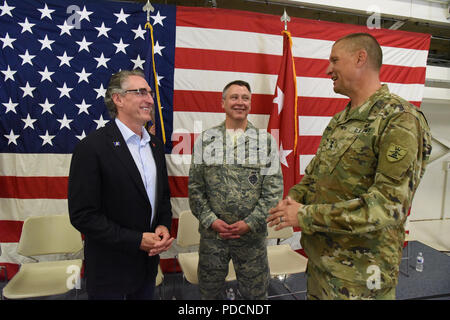 Von links nach rechts Reg. Doug Burgum, Oberst Britt Hatley, und Generalmajor Al Dohrmann, der North Dakota Adjutant General, besuchen Sie nach einem 119 Flügel Ändern des Befehls Zeremonie Einführung Oberst Darrin Anderson als der neue 119 Wing Commander mit Kol. Britt Hatley, die Commander am North Dakota Air National Guard Base, Fargo, N.D., Aug 4, 2018. (U.S. Air National Guard Foto von Senior Master Sgt. David H. Lipp) Stockfoto