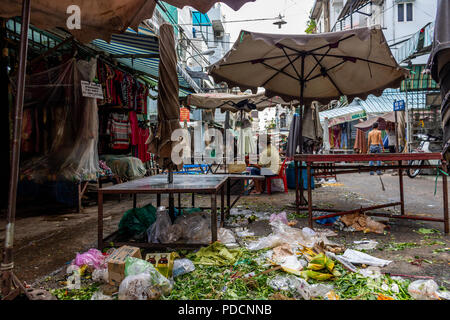 Ho Chi Minh City, Asien - Mai 12, 2018: Die schmutzigen Straßen nach einem lokalen Markt hat Platz im Zentrum von Saigon genommen Stockfoto