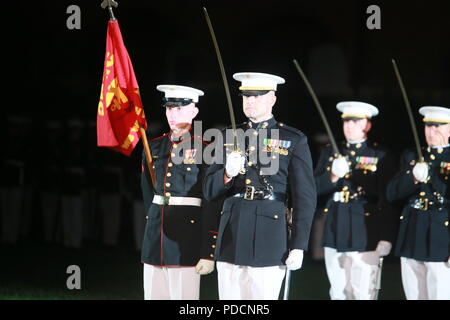 Kapitän Billy Grissom, Kompaniechef, Bravo Company, Marine Barracks Washington D.C., führt Schwert Handbuch während eines Freitag abends Parade in der Kaserne, Aug 03, 2018. Die Gäste der Ehre für die Parade waren Frau Ryan Manion, Präsident, Travis Mannion Foundation und US Marine Corps Colonel Tom Manion, Rentner, Chairman Emeritus, Travis Manion Stiftung. Das hosting wurde Generalleutnant Michael G. Dana, Direktor, Marine Corps Personal. Stockfoto