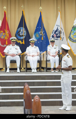 Konteradmiral Tina Davidson, Nurse Corps der US Navy, übernimmt das Kommando über die Marine Medizin Bildung, Ausbildung und Logistik Befehl von Konteradmiral Rebecca Mc Cormick-Boyle bei Joint Base San Antonio-Fort Sam Houston, Texas, Aug 3, 2018. Vice Admiral C. Forrest Faison, III, Surgeon General der Marine, amtiert der altehrwürdigen Zeremonie. (U.S. Air Force Foto von Andrew C. Patterson) Stockfoto