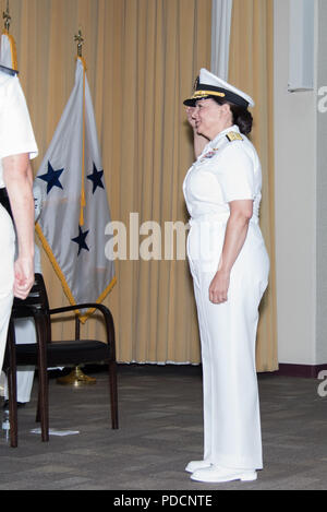 Konteradmiral Tina Davidson, Nurse Corps der US Navy, übernimmt das Kommando über die Marine Medizin Bildung, Ausbildung und Logistik Befehl von Konteradmiral Rebecca Mc Cormick-Boyle bei Joint Base San Antonio-Fort Sam Houston, Texas, Aug 3, 2018. Vice Admiral C. Forrest Faison, III, Surgeon General der Marine, amtiert der altehrwürdigen Zeremonie. (U.S. Air Force Foto von Andrew C. Patterson) Stockfoto